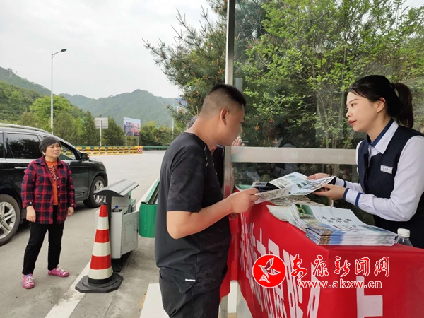 全域旅游“引爆”石泉縣五一假期 旅游咨詢服務(wù)成亮點(diǎn)